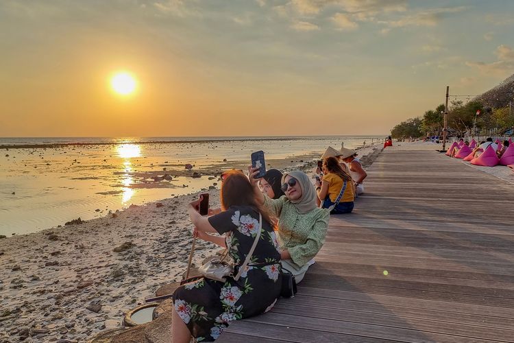 Wisatawan di Gili Trawangan, Lombok, NTB, Senin (4/9/2023).