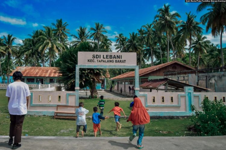 Anak anak murid Sekolah Dasar Lebani, Kecamatan Tapalang Barat, berlari dengan semangat ketika para relawan mengajaknya belajar. Senin, 15 Maret 2021. 