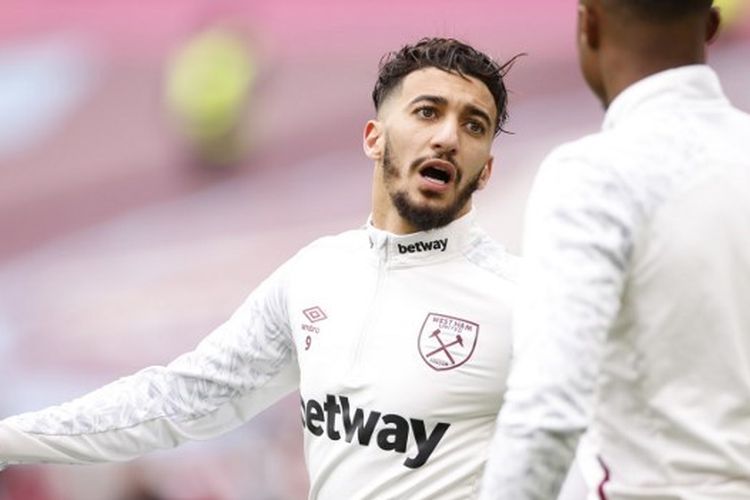 Winger West Ham United asal Aljazair, Said Benrahma, melakukan pemanasan menjelang laga kontra Southampton dalam kompetisi Liga Inggris 2020-2021 di London Stadium pada 23 Mei 2021. (Foto oleh JOHN SIBLEY/AFP)