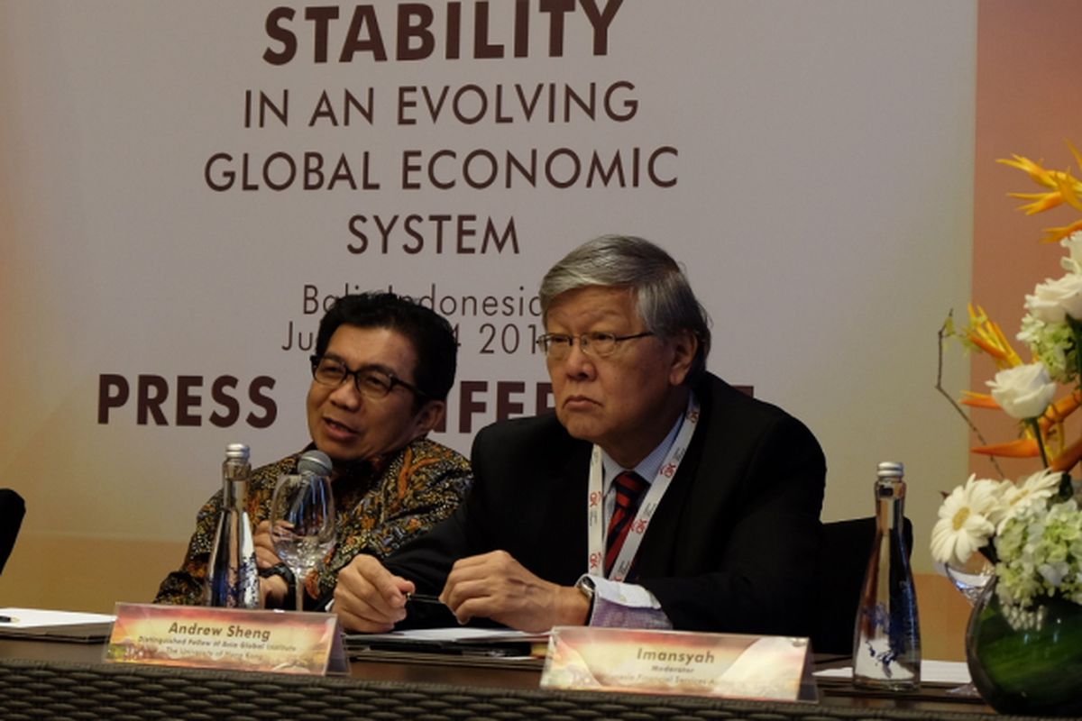 Ketua Dewan Komisioner Otoritas Jasa Keuangan (OJK) Muliaman D Hadad (tengah) Ketika Memberikan Keterangan Pers dalam kegiatan Seminar Internasional “Navigating Financial Stability in an Evolving Global Economic System” di Nusa Dua, Bali, Kamis (13/7/2017).