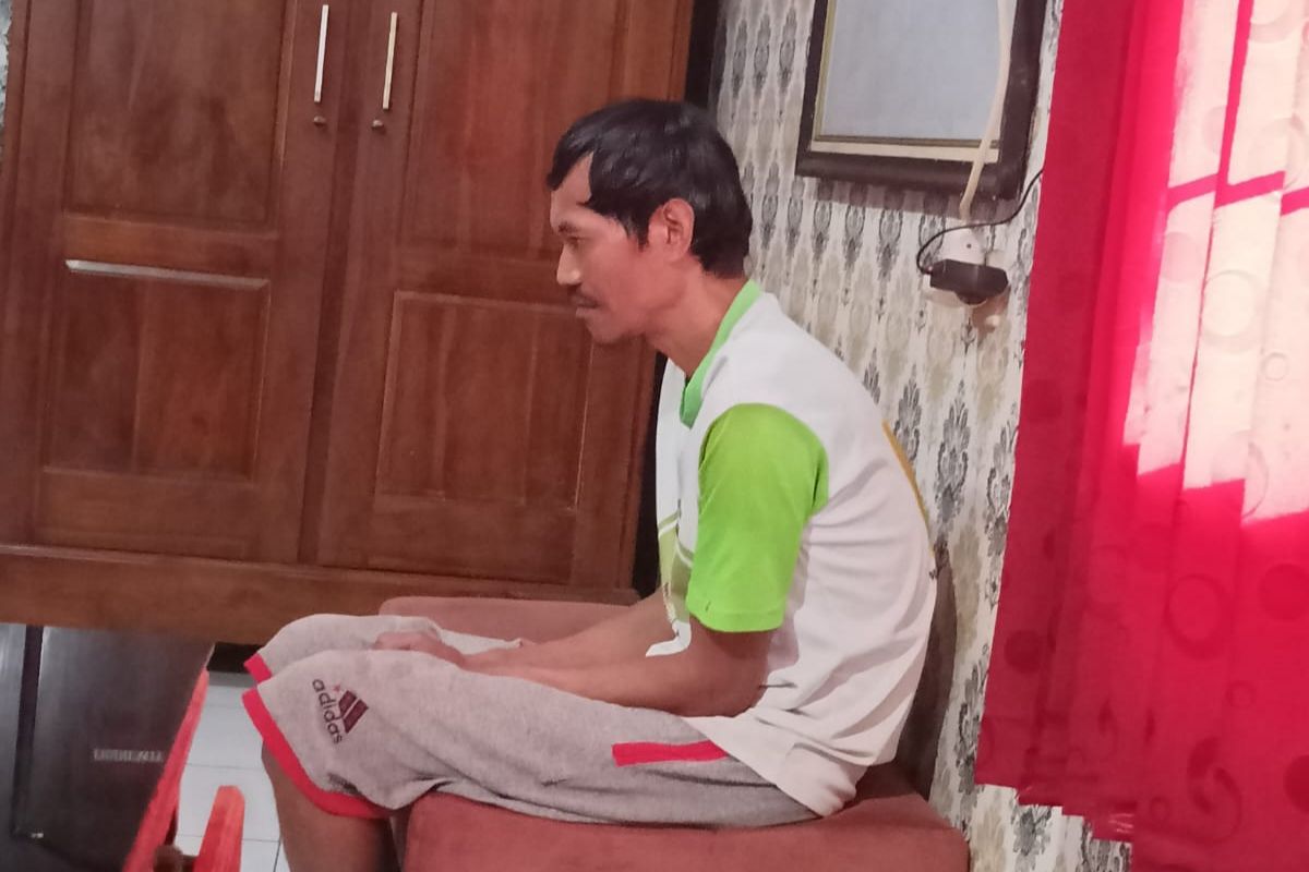 Pelaku pembunuhan ayahnya di Desa Puncangsari, Kecamatan Purwosari, Kabupaten Pasuruan saat diamankan di Polsek Purwosari.