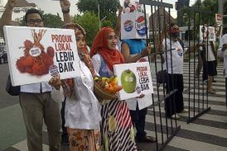 Pengusaha muslim kampanye buah lokal di perempatan lampu merah.