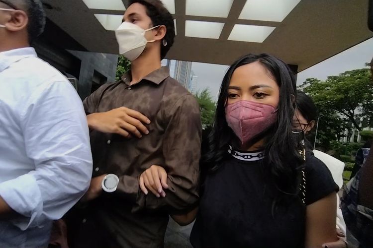 Selebgram Rachel Vennya saat menjalani pemeriksaan terkait kabur dari karantina di Polda Metro Jaya, Senin (1/11/2021).