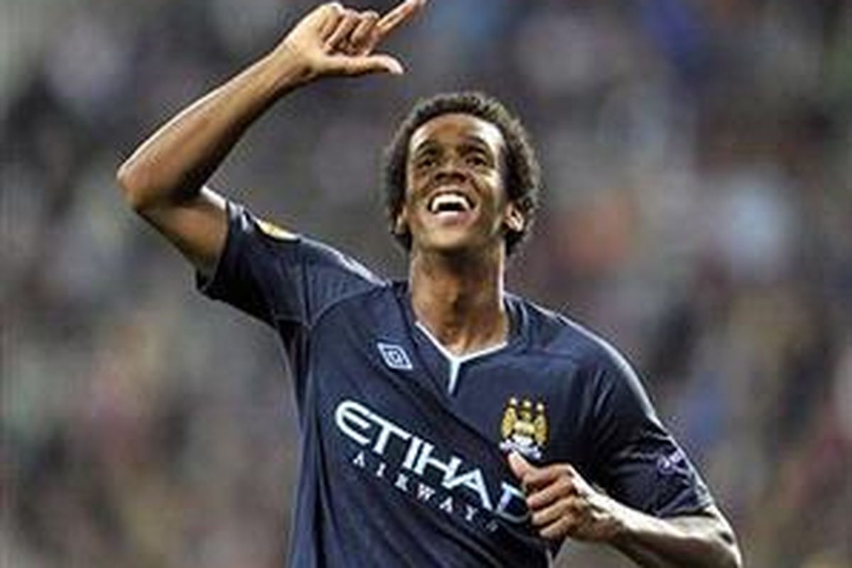Penyerang Manchester City, Jo, merayakan golnya ke gawang Salzburg, pada babak penyisihan Grup A Liga Europa, Jumat (17/9/2010) dini hari WIB.