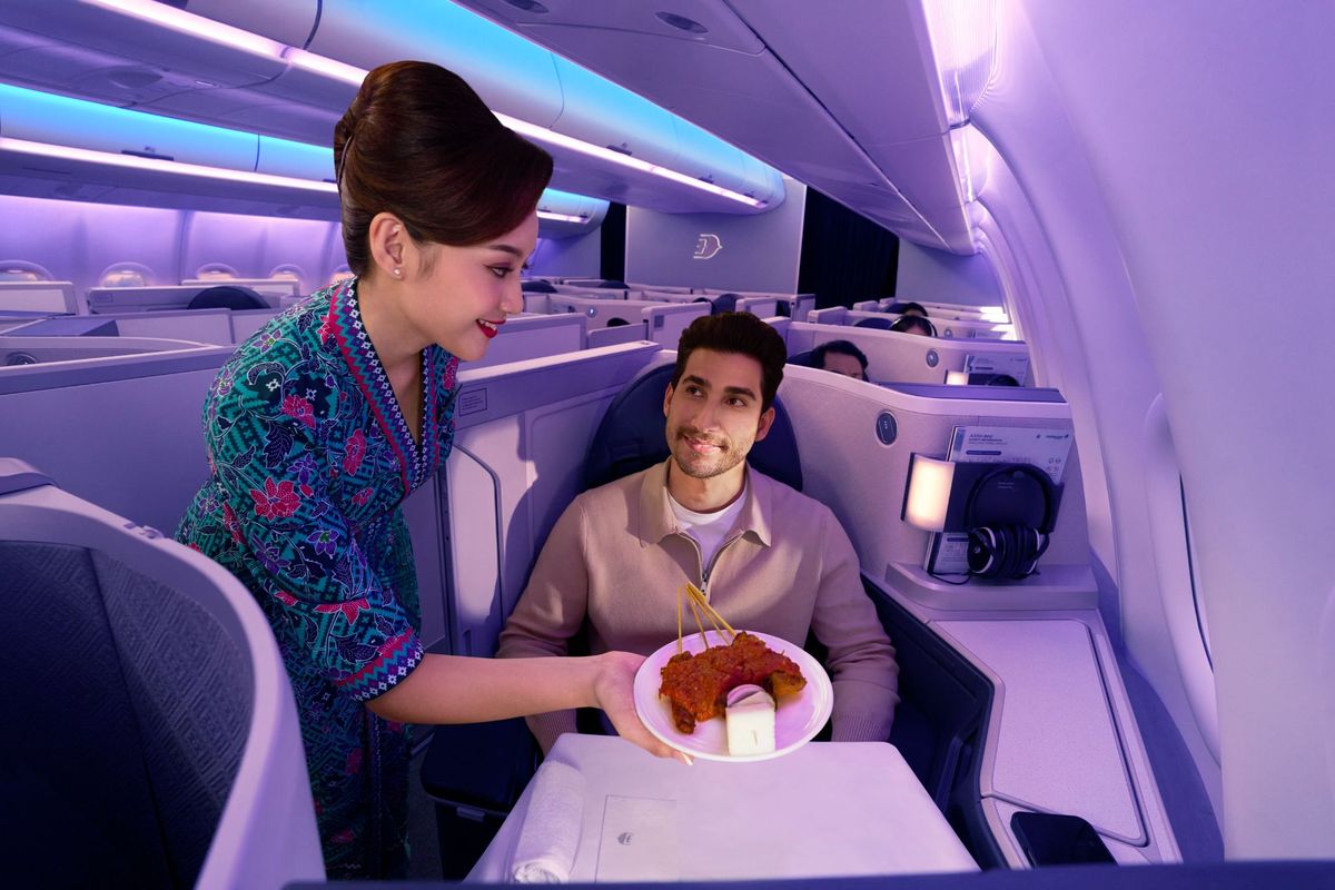 Penumpang Business Class Malaysia Airlines dapat menikmati sajian khas Signature Satay yang disajikan bersama saus kacang sebagai bagian dari layanan selama penerbangan.