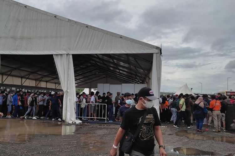 Suasana antrean shuttle bus di Parkir Timur Sirkuit Mandalika.