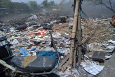 Tumpukan Sampah, Sumber Bau Tak Sedap yang Abadi di Bantaran Sungai Cisadane