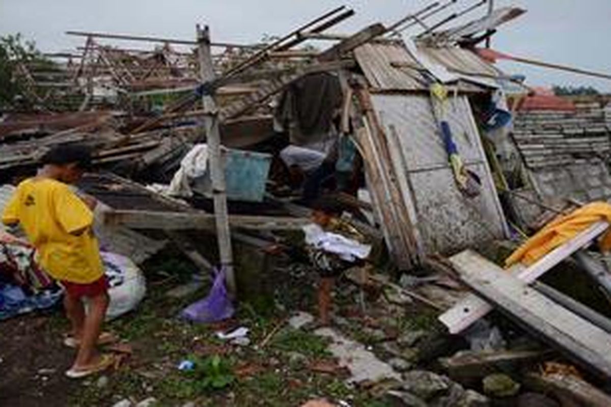 Ilustrasi: Warga berusaha menyelamatkan harta benda setelah rumah mereka roboh terkena hempasan angin puting beliung yang melanda Desa Purwomartani, Kalasan, Sleman, Jumat (7/12/2012). Meskipun tidak terdapat korban jiwa, namun puluhan rumah di tiga dusun di kelurahan tersebut mengalami kerusakan akibat peristiwa ini.     