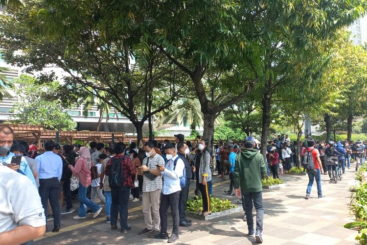 Warga berkerumun untuk menonton Parade MotoGP di Jalan M.H Thamrin, Rabu (16/3/2022). 