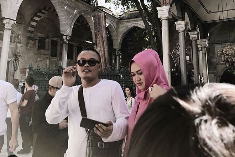 Komedian Sule dengan mantan istrinya, almarhumah Lina Jubaedah.