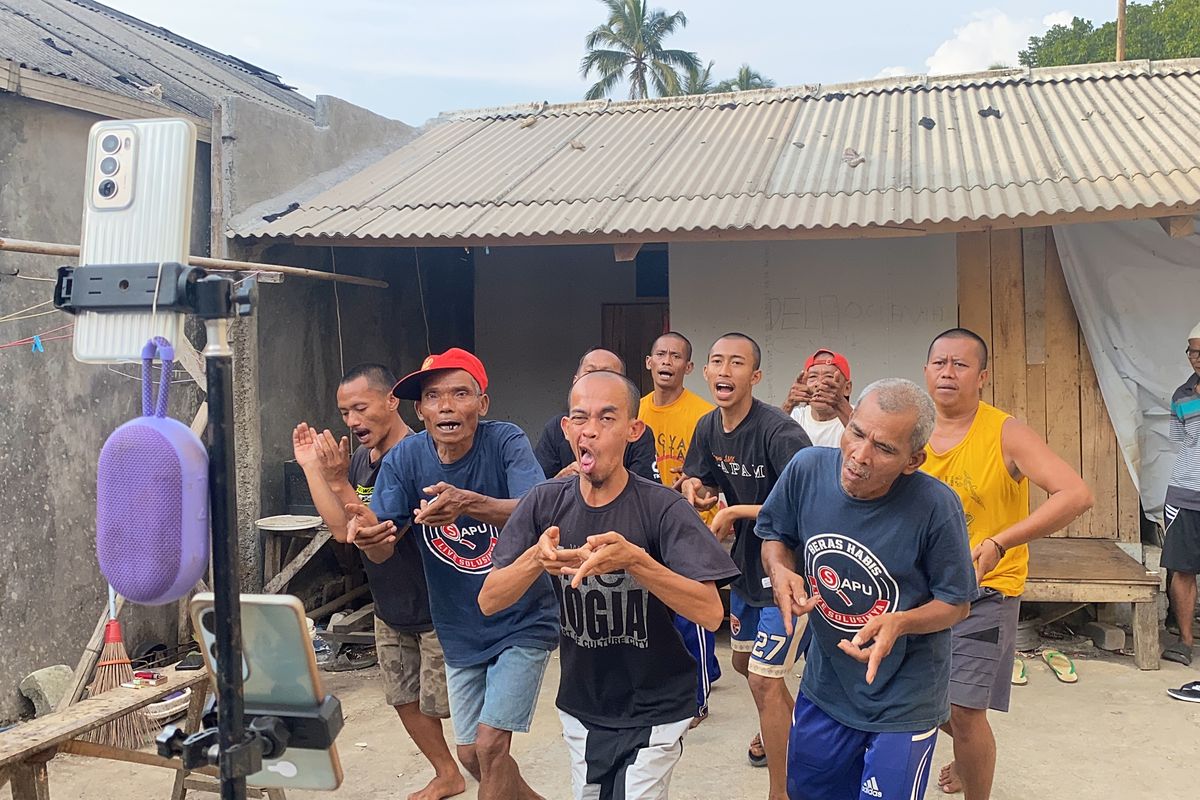 Gunawan alias Sadbor bersama rekan-rekannya kala melakukan joget ayam patuk di aplikasi TikTok, Kamis (24/10/2024).