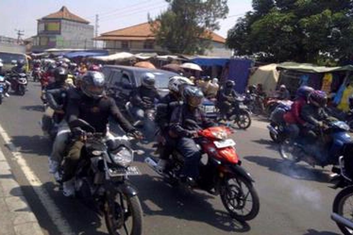 Situasi lalu-lintas di jalur pantura di depan Pasar Tegalgubug, Cirebon, Sabtu (27/8/2011).