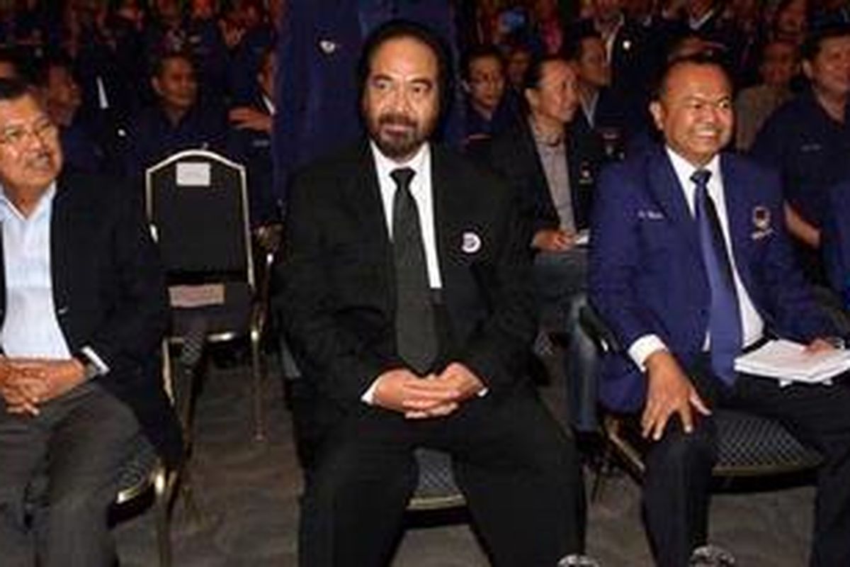 Ketua Dewan Majelis Tinggi Nasional Partai Nasdem, Surya Paloh (dua kiri) bersama Ketua Umum Partai NasDem, Patrice Rio Capella (dua kanan) dan mantan Wakil Presiden, Jusuf Kalla (kiri) saat pembukaan Kongres I Partai Nasdem di JCC Komplek Gelora Bung Karno Jakarta Pusat, Jumat (25/1/2013). Kongres yang diadakan selama dua hari ini untuk menyamakan strategi dalam menghadapi Pemilu 2014 dan mengukuhkan Surya Paloh sebagai ketua umum. 