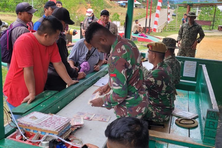 POS PEMERIKSAAN: Pemeriksaan pelintas batas di pos Pamtas RI Malaysia di Long Midang Krayan, Nunukan, Kaltara.
