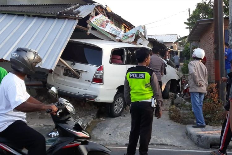 Lakalantas Toyota Innova dan sepeda motor terjadi di Jalan Kampung Melayu Pasar Pagi, Pangkal Pinang, Minggu (14/7/2019).