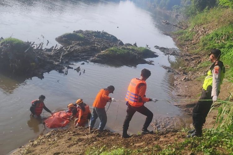 Proses evakuasi mayat Sugiyanti (33) yang ditemukan mengapung di aliran Sungai Bengawan Solo tepatnya di Dukuh Cremo RT 011, Desa Sribit, Kecamatan Sidoharjo, Sragen, Jateng pada Kamis (4/6/2020).