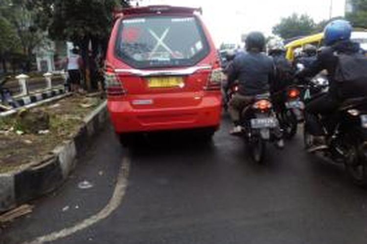 Angkot 05 jurusan Cicaheum-Cibaduyut saat tengah menunggu penumpang di kawasan Jalan Soekarno Hatta Kota Bandung, Kamis (8/10/2015). Kualitas layanan transportasi massal di Kota Bandung tengah jadi sorotan pasca-insiden pemukulan seorang aopir angkot 05 kepada penumpangnya beberapa waktu lalu.