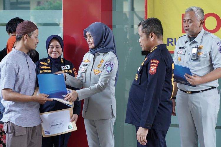 Direktur Operasional Jasa Raharja Dewi Aryani Suzana menyerahkan santunan kepada salah satu ahli waris dari korban kecelakaan di Km 58 Tol Japek, Senin (15/4/2024)