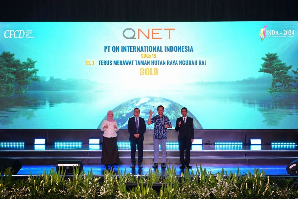 QNETl meraih penghargaan Gold dalam ajang Indonesian SDGs Award (ISDA) 2024 atas kontribusinya dalam program penanaman bakau di pesisir pantai Bali.