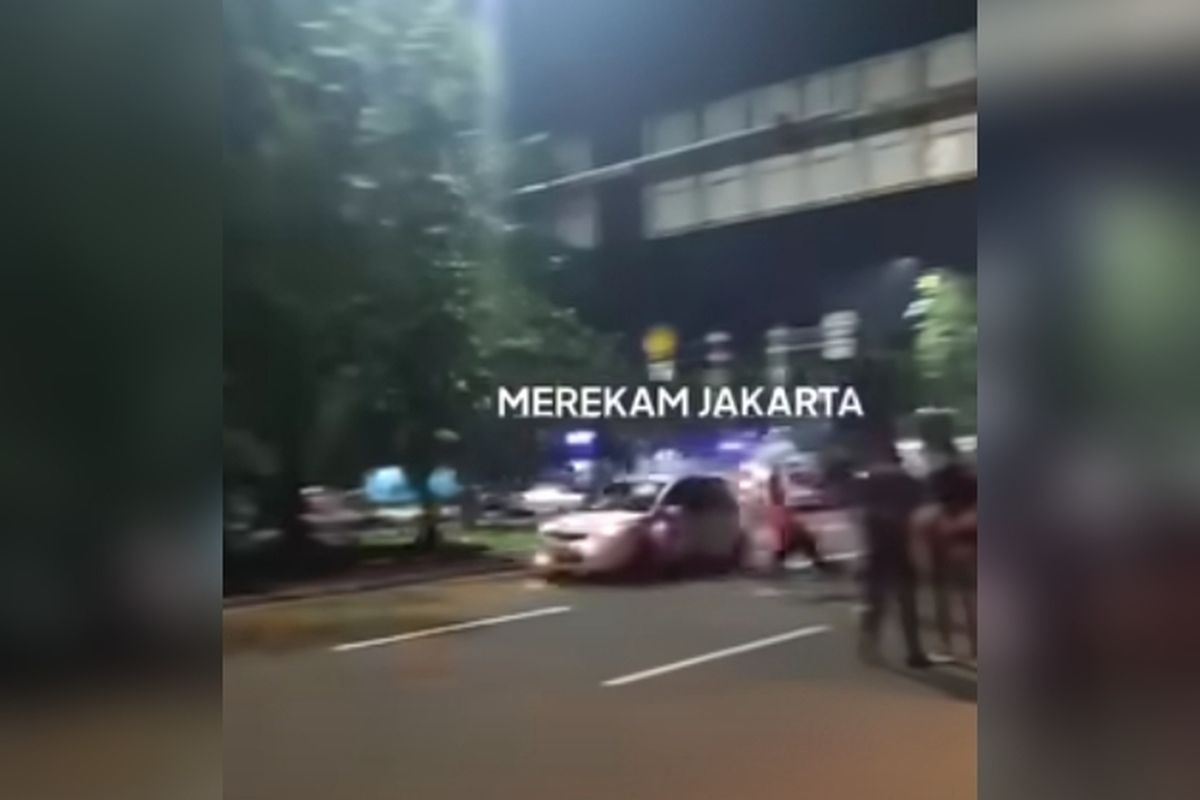 Aksi pelemparan batu oleh mahasiswa Universitas Trisakti pada mobil yang diduga terlibat balap liar di Jalan Kyai Tapa, Grogol, Jakarta Barat, Jumat (10/3/2023).