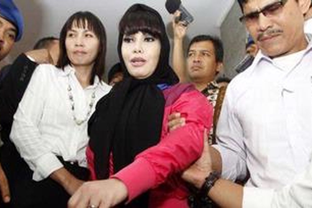 Tersangka kasus dugaan pembobolan rekening nasabah Citibank, Melinda Dee, usai diperiksa di Bareskrim Mabes Polri, Senin (4/4/2011).