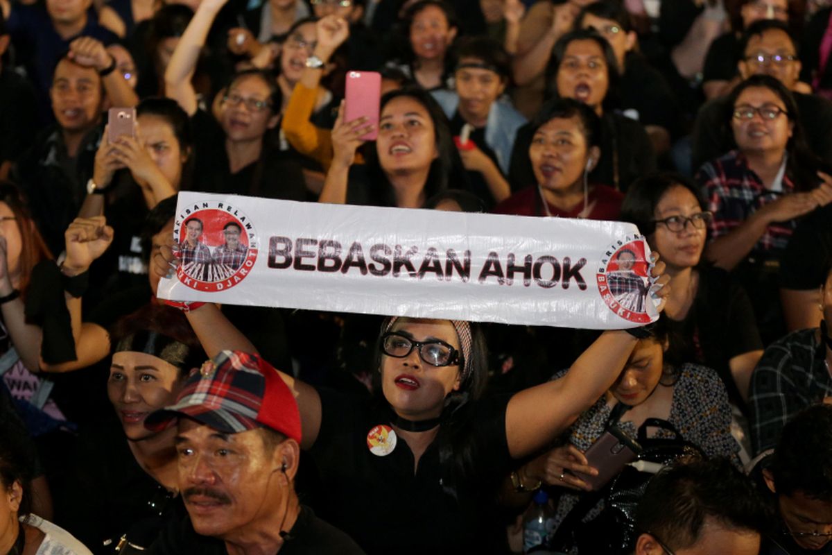 Massa pendukung Basuki Tjahaja Purnama (Ahok) menggelar acara Malam Solidaritas Matinya Keadilan di Tugu Proklamasi, Jakarta, Rabu (10/5/2017). Mereka menggelar doa bersama serta menyalakan lilin untuk menuntut keadilan mengenai kasus penodaan agama yang menimpa Gubernur DKI Jakarta non-aktif Basuki Tjahaja Purnama. KOMPAS IMAGES/KRISTIANTO PURNOMO