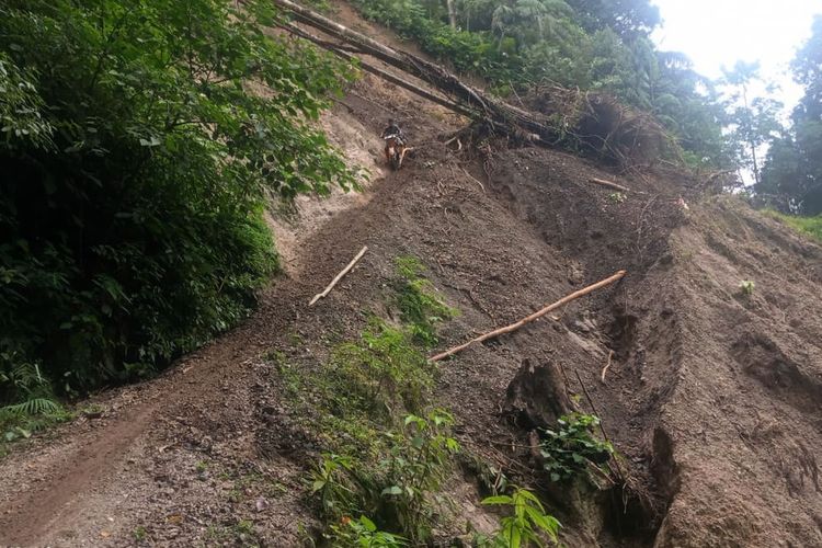 Kondisi jalan ke Kecamatan Pinogu yang berada di dalam kawasan konservasi Taman Nasional Bogani Nani Wartabone. Kecamatan Pinogu merupakan kawasan enclave.