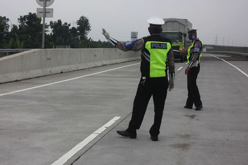 Nekat Mudik, Puluhan Pengendara Dipaksa Putar Balik di Exit Tol Ngawi