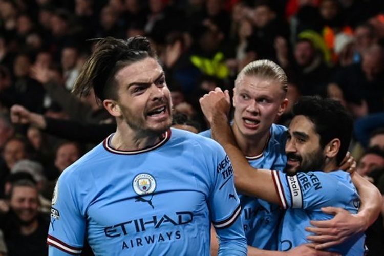 Gelandang Manchester City, Jack Grealish, merayakan golnya ke gawang Arsenal dalam laga tunda pekan ke-12 Liga Inggris di Emirates Stadium, Kamis (16/2/2023). Man City menang 3-1 atas Arsenal. Terkini, Man City akan melawan tuan rumah RB Leipzig pada leg pertama babak 16 besar Liga Champions 2022-2023.