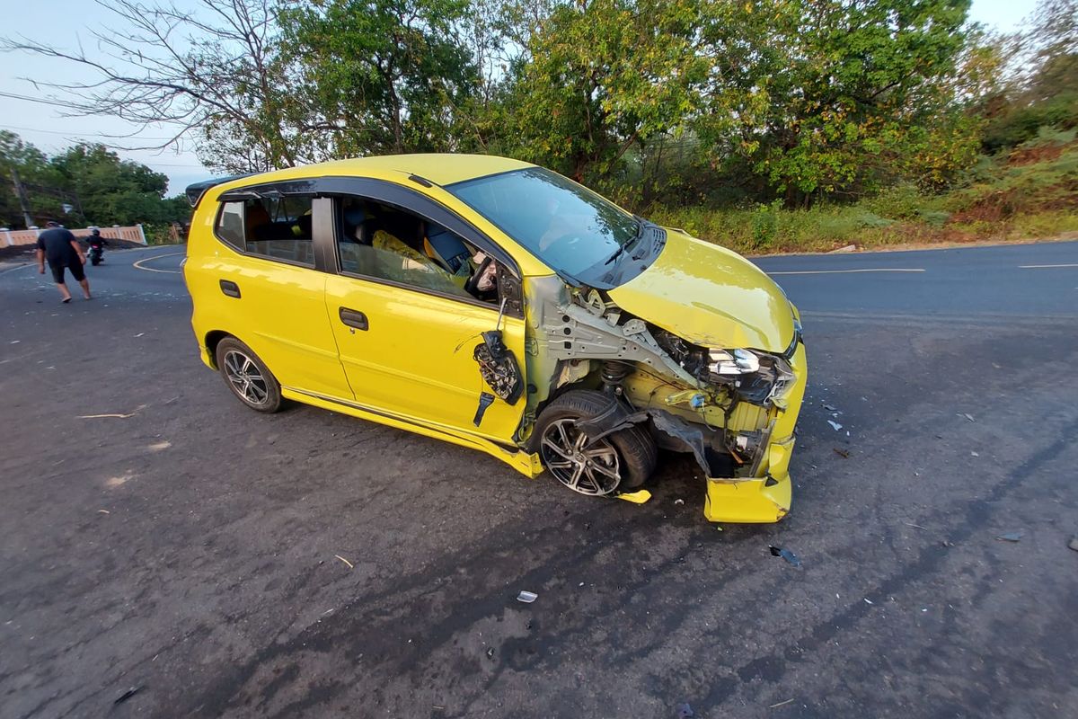 Foto: Kondisi kerusakan mobil Agya ketika mengalami kecelakaan di Jalan Raya Wonorejo, Kecamatan Banyuputih, Kabupaten Situbondo Provinsi Jawa Timur pada  Rabu (5/7/2023).  