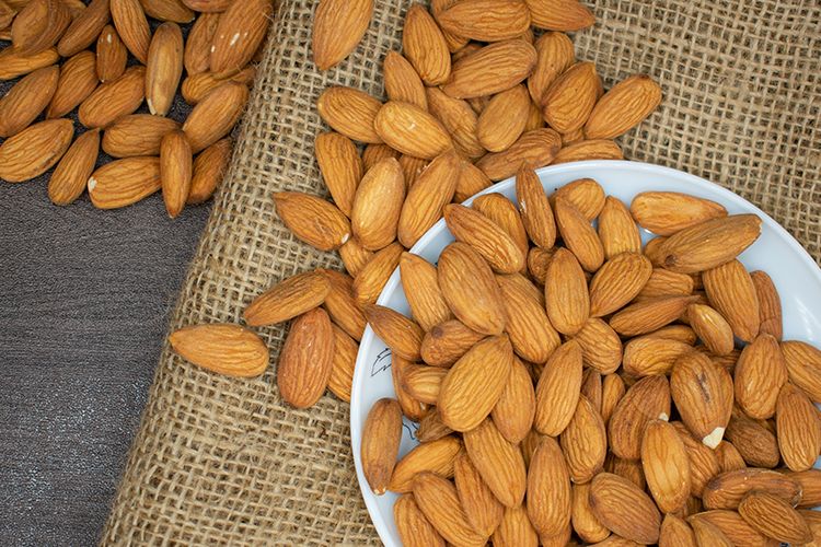 Almond memiliki asam amino tirosin yang bisa menaikan mood,