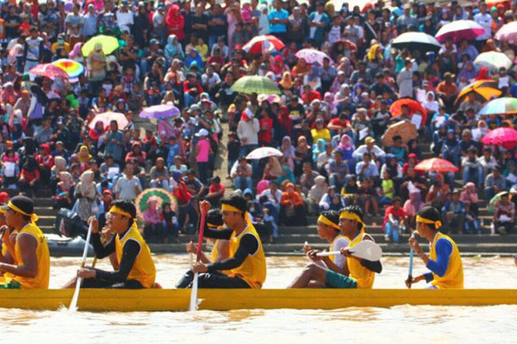 Festival Pacu Jalur diikuti lebih dari 12.000 pedayung yang tergabung dalam 193 jalur, istilah untuk tim yang ikut berlomba. Lomba berlangsung di Tepian Narosa Teluk Kuantan, Kabupaten Kuantan Singingi, Riau, 23-26 Agustus 2017. 