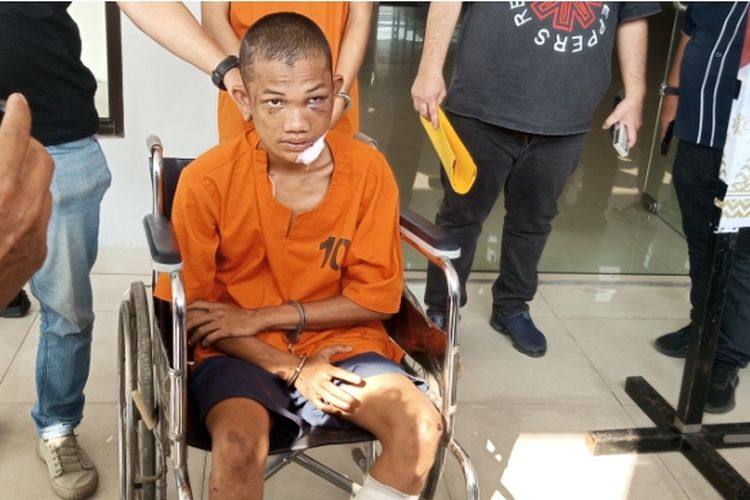 Salah satu pelaku jambret, Putra Manalu (21) yang ditembak polisi, saat dihadirkan dalam konferensi pers di Mapolda Riau di Pekanbaru, Jumat (14/6/2024).