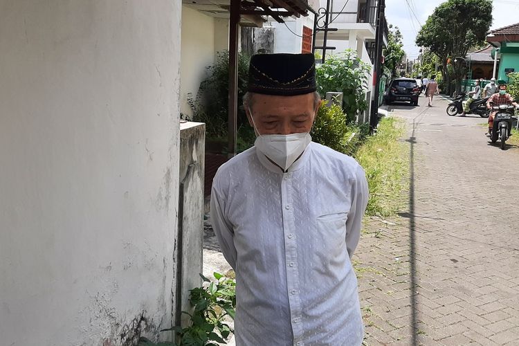 Mantan Ketua Umum PP Muhammadiyah Buya Syafii Maarif saat menemui wartawan di sekitar kediamanya di Nogotirto, Gamping, Sleman, pada 2021.