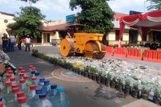 Kemudikan Alat Berat, Kapolres Gresik Musnahkan Ribuan Botol Miras