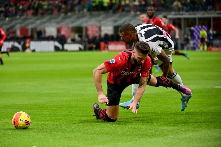 Penyerang AC Milan, Olivier Giroud, terlibat perebutan bola dengan gelandang Udinese Walace dalam laga Liga Italia 2021-2022 di Stadion San Siro, 25 Februari 2022.