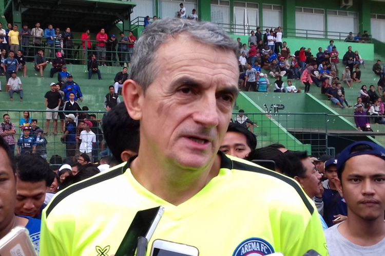 Pelatih Arema FC Milomir Seslija saat memimpin latihan di Stadion Gajayana, Kota Malang pada Kamis (10/1/2019)