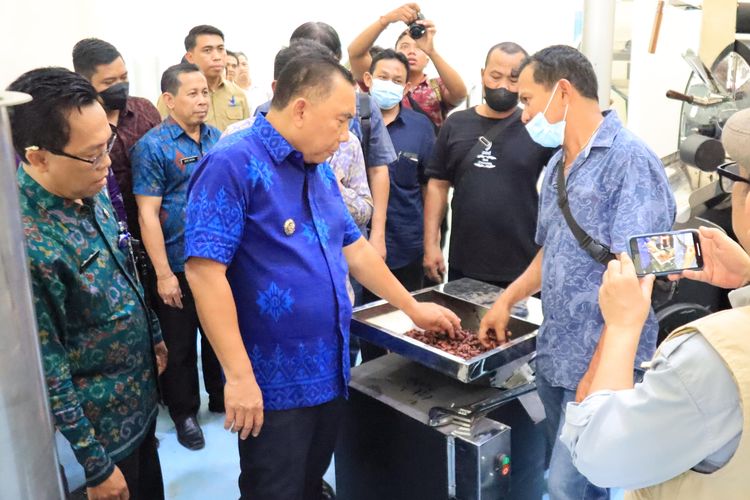 Bupati Jembrana I Nengah Tamba saat mengecek pembangunan pabrik dan uji coba pengolahan cokelat di Desa Kaliakah, Kecamatan Negara, Selasa (5/12/2023).
