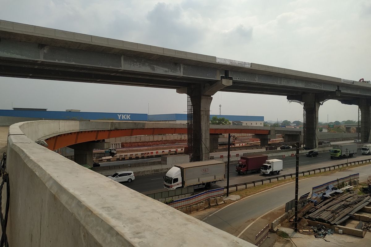 Wakil Direktur Teknik dan Manajemen Risiko Pelindo II Eko Afrilianto (kiri) memberikan keterangan mengenai progres pengerjaan Jalan Tol Cibitung-Cilincing (JTCC) di Cibitung, Bekasi, Kamis (10/10/2019).