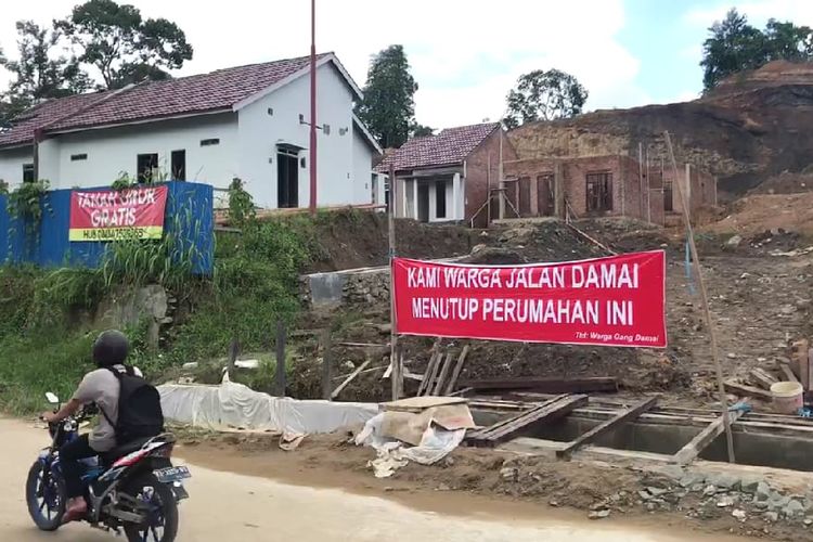 Warga memasang plang penutupan pembangunan perumahan di Kelurahan Sidodamai, Kecamatan Samarinda Ilir, Samarinda, Kaltim, Selasa (16/6/2020). 