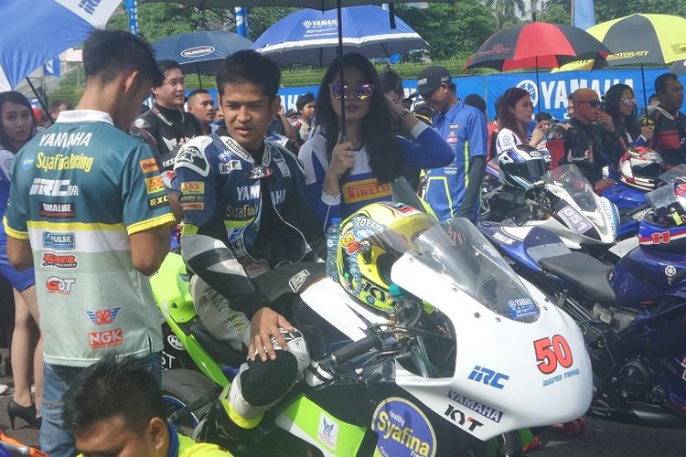 Rafid Topan Sucipto (duduk di motor) sedang bersiap-siap mengikuti balapan kelas R15 Pro pada Yamaha Sunday Race 2017 di Sirkuit Sentul, Bogor, Minggu (23/4/2017).