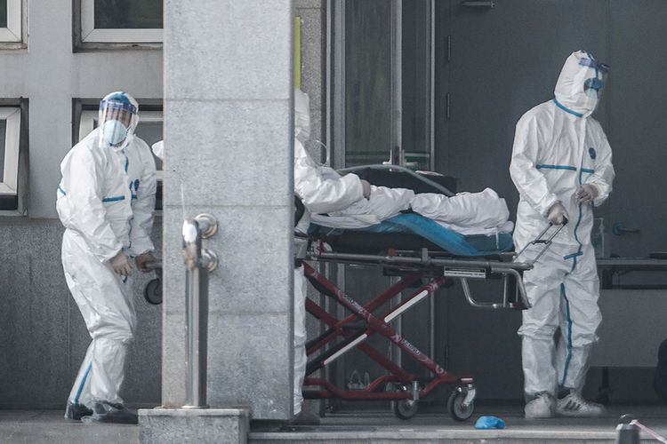 Petugas medis membawa seorang pasien yang diduga terinfeksi virus misterius mirip SARS, ke rumah sakit Jinyintan, di Kota Wuhan, China, Sabtu (18/1/2020). Virus misterius mirip pneumonia telah menjangkiti puluhan orang dan menelan korban jiwa kedua di China, menurut pemerintah setempat.