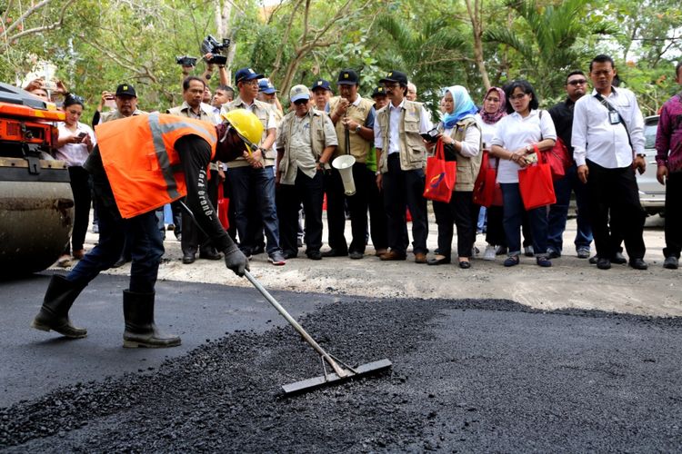 Kementerian Pekerjaan Umum dan Perumahan Rakyat (PUPR) melakukan uji coba pembangunan jalan aspal dengan campuran limbah plastik, sepanjang 700 meter di Universitas Udayana, Bali, Sabtu (29/7/2017). 