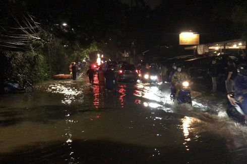 Jalan Puri Mutiara Cilandak Terendam Banjir, Arus Lalu Lintas Tersendat