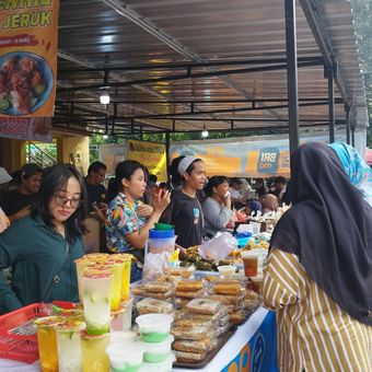 Suasana Pasar Takjil Bendungan Hilir, Tanah Abang, Jakarta Pusat, Selasa (12/3/2023) 