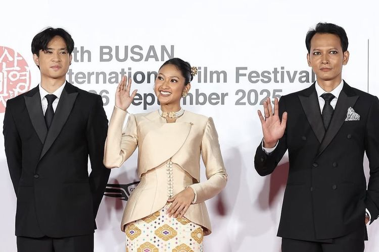 (Kiri ke kanan) Penampilan aktor Devano Danendra, Claresta Taufan Kusumarina, dan Fedi Nuril di Busan International Film Festival (BIFF) 2025 yang digelar di Haeundae-gu, Busan, Korea Selatan.