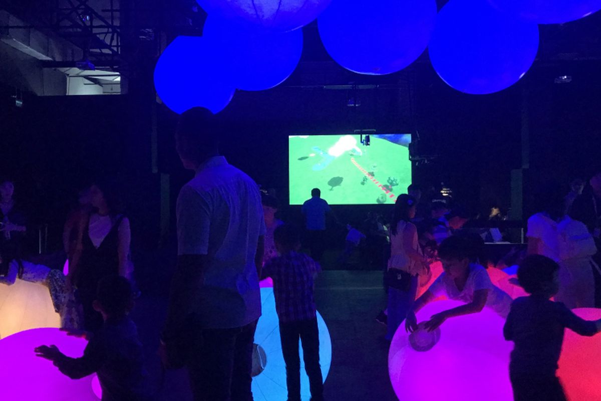 Anak bermain bola di area Light Ball Orchestra di TeamLab Future Park, Plaza Indonesia