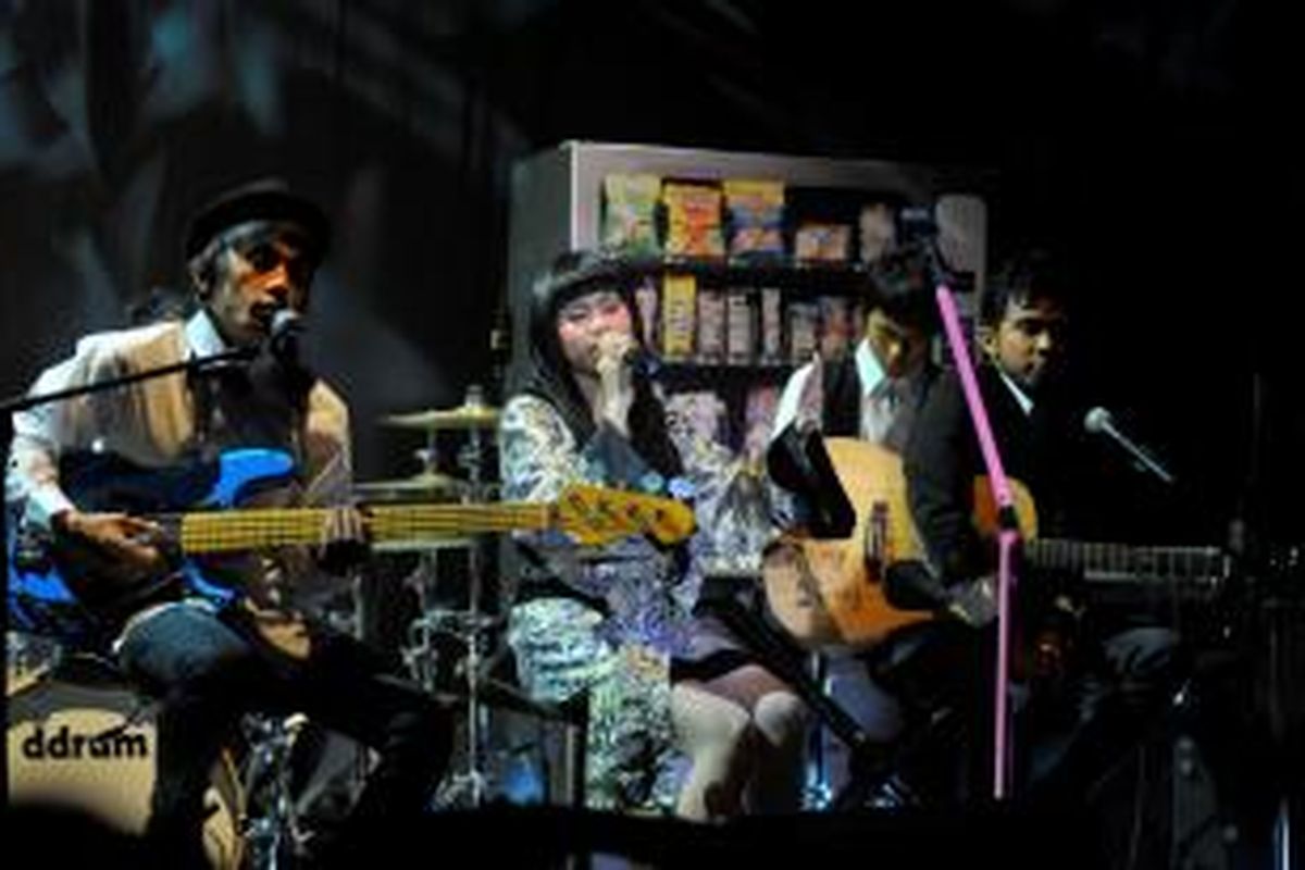 Band asal Pekanbaru, Geisha--Nard (kiri), Momo (kedua dari kiri), Aan (belakang), dan Roby (kanan)--menggelar konser live streaming ketika meluncurkan album kedua, yang bertajuk Meraih Bintang, di Gedung Pusat Perfilman Haji Usmar Ismail, Jakarta, Kamis (31/3/2011). Album kedua ini berisi sebelas lagu. 