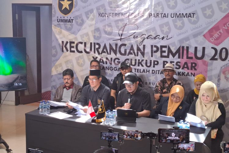 Ketua Umum Partai Ummat Ridho Rahmadi menggelar jumpa pers di kantor DPP Partai Ummat, Tebet, Jakarta Selatan, Kamis (22/2/2024). 