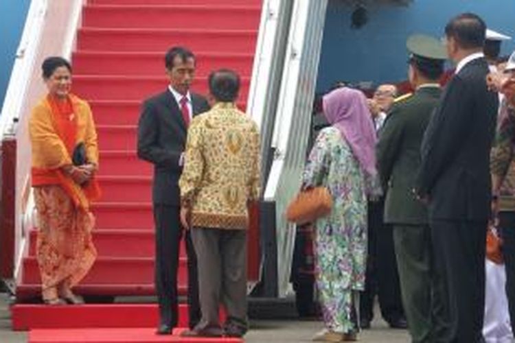 Presiden Joko Widodo bercakap dengan Wakil Presiden Jusuf Kalla sebelum bertolak ke Jepang di Bandara Halim Perdana Kusuma, Minggu (22/3/2015).